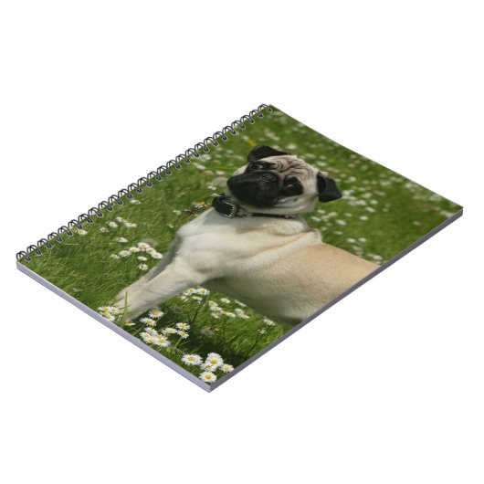 Mops, der in den Blumen spielt Notizblock (Linke Seite)