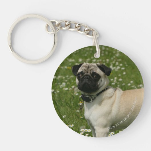 Mops, der in den Blumen spielt Schlüsselanhänger (Vorderseite)