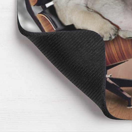 Mops, der in einem Reclinerstuhl kühlt Mousepad (Ecke)