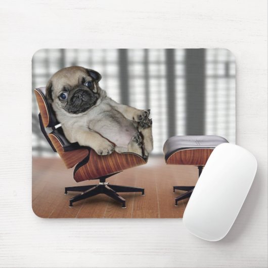 Mops, der in einem Reclinerstuhl kühlt Mousepad (Mit Mouse)