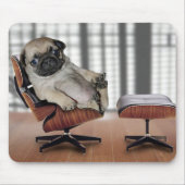Mops, der in einem Reclinerstuhl kühlt Mousepad (Vorne)
