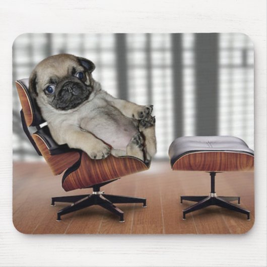 Mops, der in einem Reclinerstuhl kühlt Mousepad (Vorne)