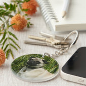 Mops, der Kamera betrachtet Schlüsselanhänger (Vorderseite rechts)