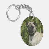 Mops, der Kamera betrachtet Schlüsselanhänger (Vorderseite links)