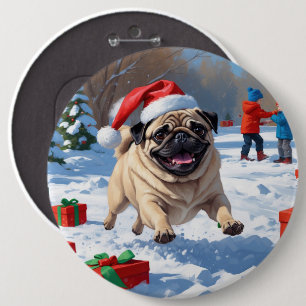 Mops, der mit Weihnachtsmütze im Schnee läuft Button
