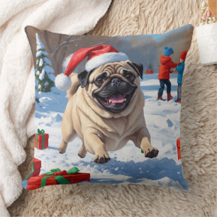 Mops, der mit Weihnachtsmütze im Schnee läuft Kissen