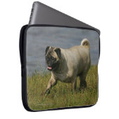 Mops, der nahe Wasser spielt Laptopschutzhülle (Vorne Rechts)