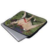 Mops, der rotes Geschirr trägt Laptopschutzhülle (Vorne Knopf)