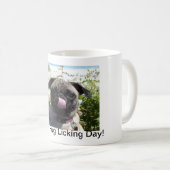Mops, der TagesTasse leckt Kaffeetasse (VorderseiteRechts)