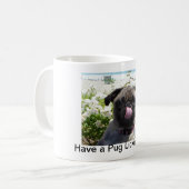 Mops, der TagesTasse leckt Kaffeetasse (Vorderseite Links)