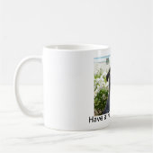 Mops, der TagesTasse leckt Kaffeetasse (Links)