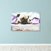 Mops, der unschuldig aussieht, nachdem er den Zehn Leinwanddruck (Insitu (Holzboden))