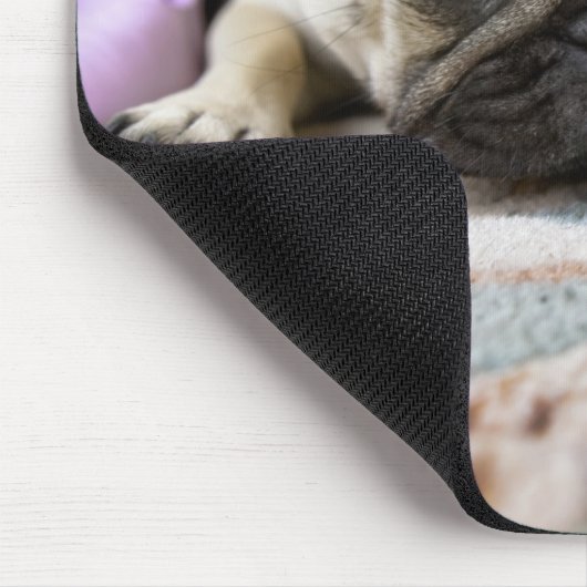 Mops, der unschuldig aussieht, nachdem er den Zehn Mousepad (Ecke)