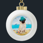 Mops Dog on Beach Keramik Kugel-Ornament<br><div class="desc">Ein Mops,  der am Strand sitzt,  ist eine gute Geschenkidee für jemanden,  der diese Hundin Liebe.</div>