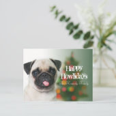 Mops gegen Weihnachtsbaum mit Bukett Feiertagspostkarte (Stehend Vorderseite)