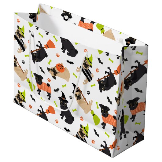 Mops Halloween Große Geschenktüte (Vorderseite Schrägansicht)