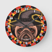 Mops Hexe Runde Wanduhr (Vorderseite)