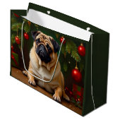 Mops Holiday Große Geschenktüte (Vorderseite Schrägansicht)