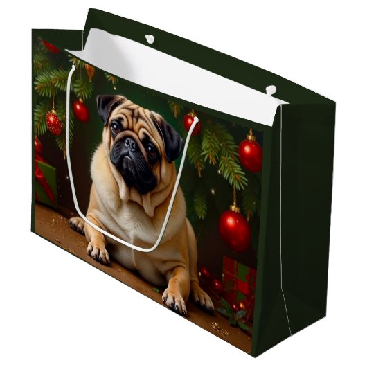 Mops Holiday Große Geschenktüte (Vorderseite Schrägansicht)