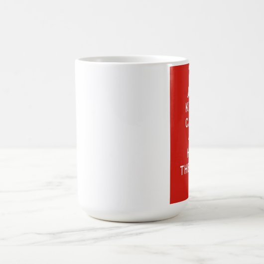 MOPS-HUND BEHALTEN RUHIGE UMARMUNG DER KAFFEETASSE (Mittel)