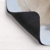 Mops-Hund, der den Winter-Schnee spielt Mousepad (Ecke)