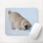 Mops-Hund, der den Winter-Schnee spielt Mousepad (Mit Mouse)