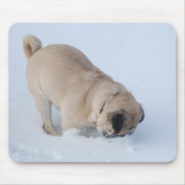 Mops-Hund, der den Winter-Schnee spielt Mousepad