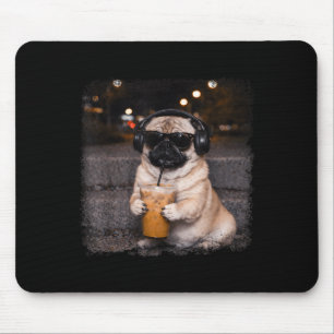 Mops-Hund, der eisgekühlten Kaffee trinkt, Liebhab Mousepad