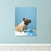 Mops-Hund, der mit einer Heißwasserflasche im Bett Leinwanddruck (Insitu (Holzboden))