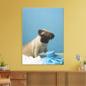 Mops-Hund, der mit einer Heißwasserflasche im Bett Leinwanddruck (Insitu (Wohnzimmer))