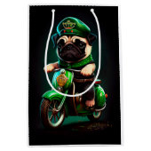 Mops Hund Fahrrad St. Patrick's Day Mittlere Geschenktüte (Vorderseite)
