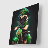 Mops Hund Fahrrad St. Patrick's Day Quadratische Wanduhr (Winkel)