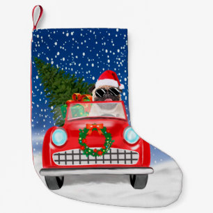 Mops-Hund fährt Auto im Schnee Weihnachten Kleiner Weihnachtsstrumpf