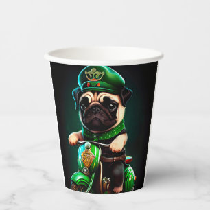 Mops-Hund fährt Fahrrad am St. Patrick's Day Pappbecher