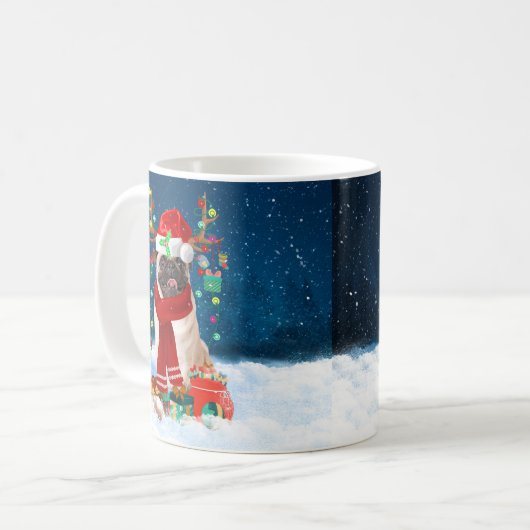 Mops Hund im Schnee mit Weihnachtsgeschenken Kaffeetasse (Vorderseite Links)