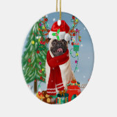Mops Hund im Schnee mit Weihnachtsgeschenken Keramik Ornament (Rechts)