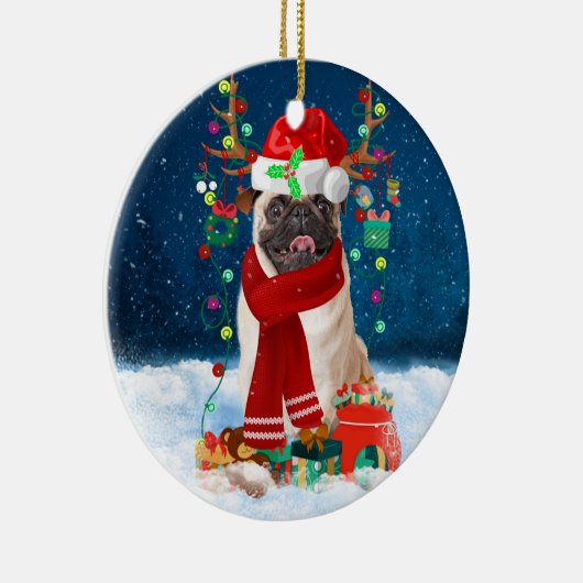 Mops Hund im Schnee mit Weihnachtsgeschenken Keramik Ornament (Rechts)