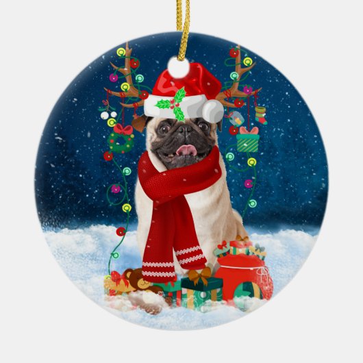 Mops Hund im Schnee mit Weihnachtsgeschenken Keramik Ornament (Vorne)