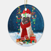 Mops Hund im Schnee mit Weihnachtsgeschenken Keramik Ornament (Links)