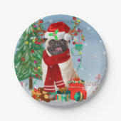 Mops Hund im Schnee mit Weihnachtsgeschenken Pappteller (Vorderseite)