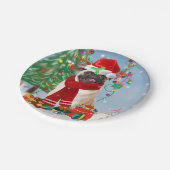 Mops Hund im Schnee mit Weihnachtsgeschenken Pappteller (Schrägansicht)