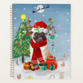 Mops Hund im Schnee mit Weihnachtsgeschenken Planer (Vorderseite)