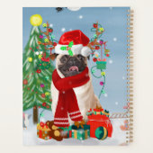 Mops Hund im Schnee mit Weihnachtsgeschenken Planer (Rückseite)
