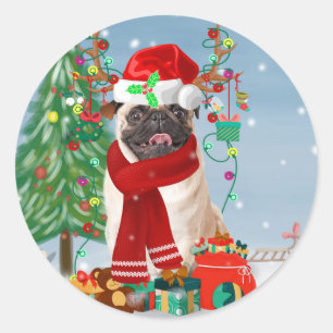 Mops Hund im Schnee mit Weihnachtsgeschenken Runder Aufkleber