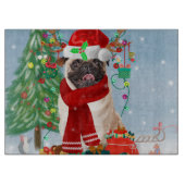 Mops Hund im Schnee mit Weihnachtsgeschenken Schneidebrett (Vorderseite)
