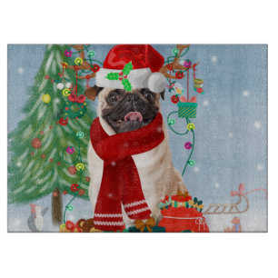 Mops Hund im Schnee mit Weihnachtsgeschenken Schneidebrett