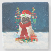 Mops Hund im Schnee mit Weihnachtsgeschenken Steinuntersetzer (Vorderseite)