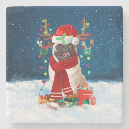Mops Hund im Schnee mit Weihnachtsgeschenken Steinuntersetzer (Vorderseite)