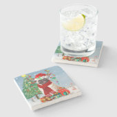 Mops Hund im Schnee mit Weihnachtsgeschenken Steinuntersetzer (Seitenansicht)