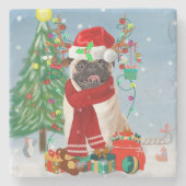 Mops Hund im Schnee mit Weihnachtsgeschenken Steinuntersetzer (Vorderseite)